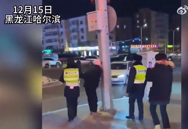 小伙舔灯杆冻住舌头：警察倒热水解救，原以为是在小便(图1)